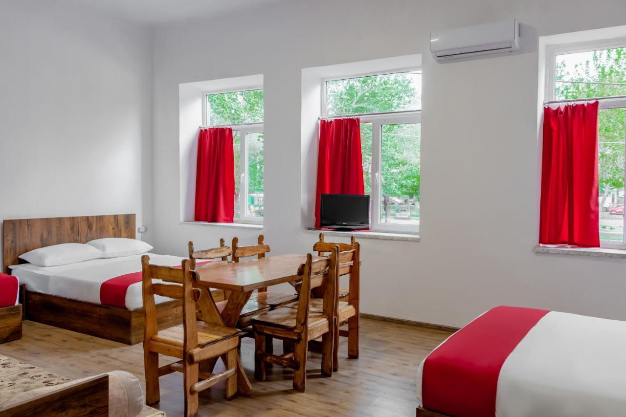 יירבאן Family Appartments On Buzand Street מראה חיצוני תמונה